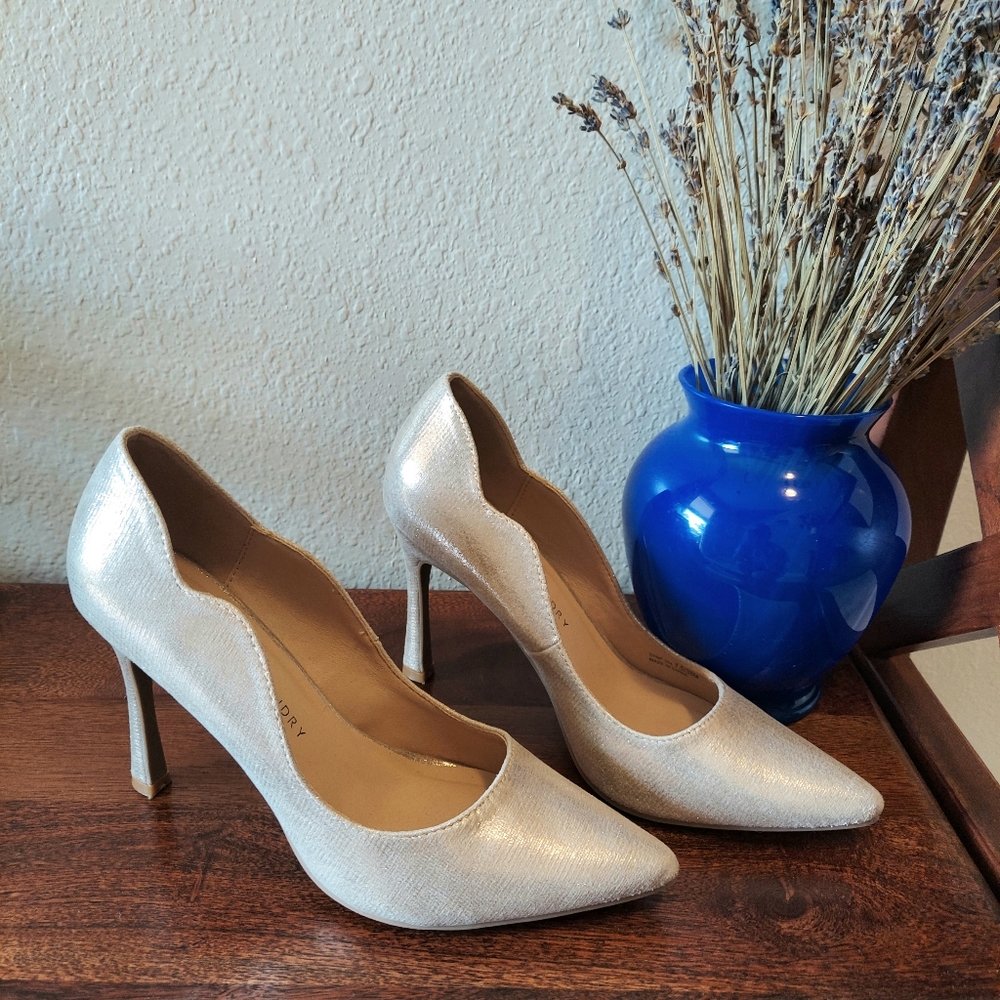 CHINESE LAUNDRY Women's Spice Pumps, Size 7.5, Ligth Gold Color